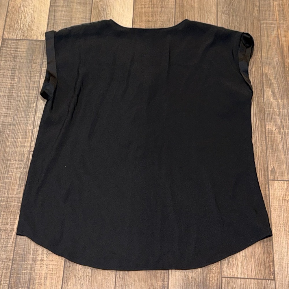 Express Womens Black Satin Trim Quarter Zip Short Sleeve Blouse Top XS - Picture 4 of 4
